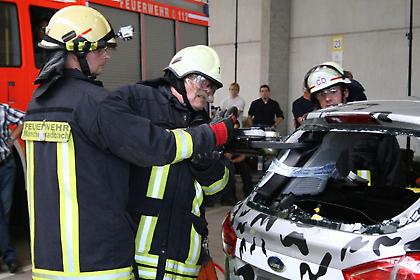 Μαθήματα απεγκλωβισμού σε Ford B-MAX, από την πυροσβεστική