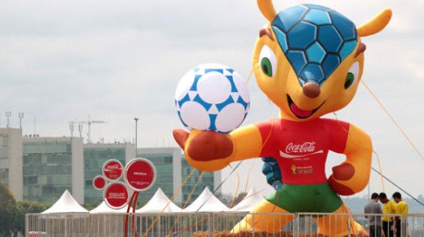Επιτέθηκαν στη μασκότ του Μουντιάλ!