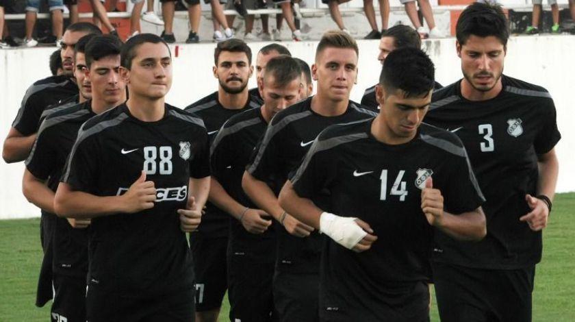 Δύο μέσα και δύο έξω