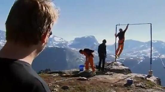 Έπεσε από τα 1200 μέτρα και έζησε! (video)