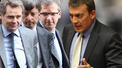 «Μαχαίρι» σε αποζημιώσεις, τριετίες, επιδόματα απαιτεί η Τρόικα