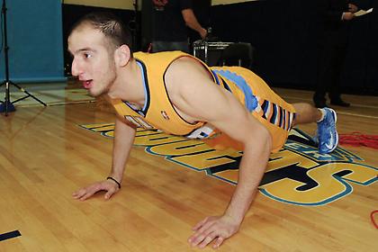 Αποθεώνουν Κουφό, Καρλ και Λόσον