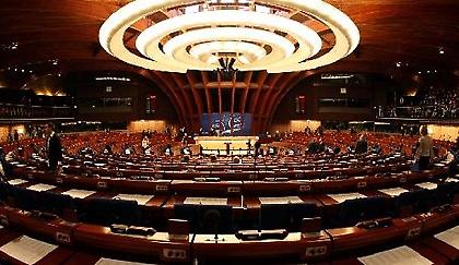 Συμβούλιο της Ευρώπης: «Παράνομες οι μειώσεις μισθών στην Ελλάδα»