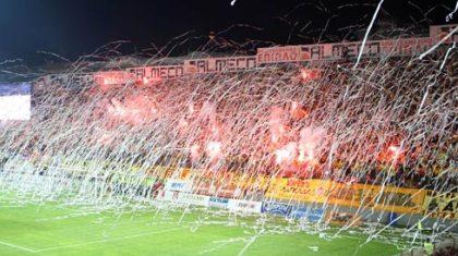 Τους καλεί να σωπάσουν