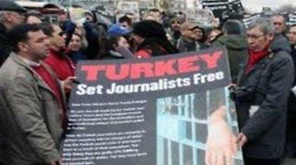 Η Τουρκία κάνει ρεκόρ... Γκίνες στον αριθμό των φυλακισμένων δημοσιογράφων