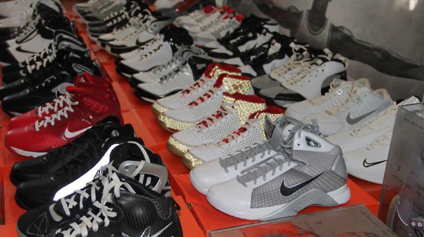 Πώς θα του έδινες τα παπούτσια στο χέρι;