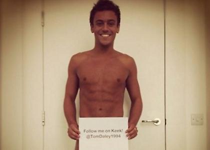 Τα… πέταξε για ένα follow!