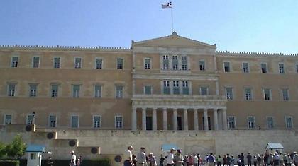 Εδώ η χώρα χάνεται και αυτοί το παίζουν γκόμενες…