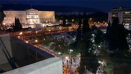 Επεισόδια με μολότοφ και δακρυγόνα στο Σύνταγμα
