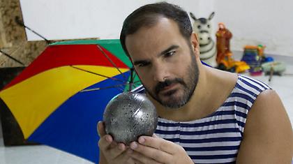 «Τί κοιτάτε, ρε;»