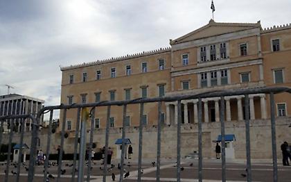 FC: Της Βουλής το κάγκελο