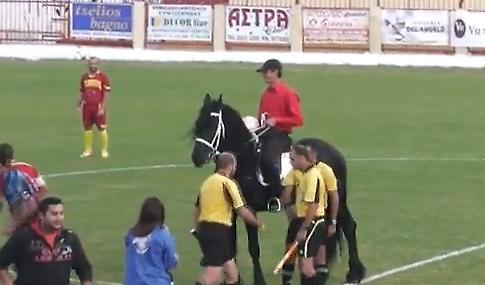 Καβάλα παν΄ στην εκκλησιά, καβάλα παίζουν μπάλα