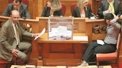 Μαζικές παραιτήσεις υπαλλήλων της Βουλής