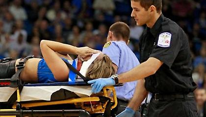 Όλα καλά για την τραυματία τσιρλίντερ (video)