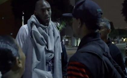 Στο πλευρό των άστεγων ο Κόμπι (video)