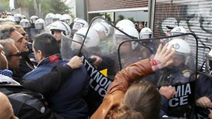 «Άναψαν» τα τηλέφωνα μεταξύ Αθήνας και Βερολίνου μετά το ξύλο