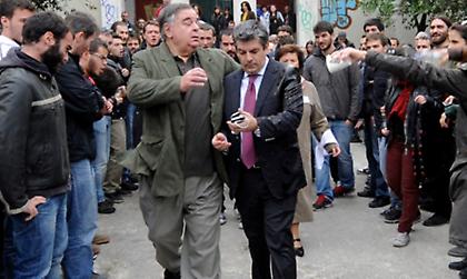 Τα μπουκάλια και οι καφέδες κατά του υφ. Παιδείας σε βίντεο