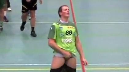 «Τα έδειξε» στην εξέδρα! (video)