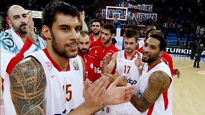 Παίζει άμυνα, παίζει πικ εντ ρολ, παίζει ωραίο μπάσκετ...