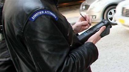 Οι πολίτες γράφουν τις κλήσεις στα παλιά τους τα παπούτσια