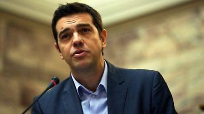 Τσίπρας: «Πουλάνε τη χώρα στους δανειστές»