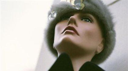 Μανεκέν - κούκλες «κατασκοπεύουν» τους καταναλωτές