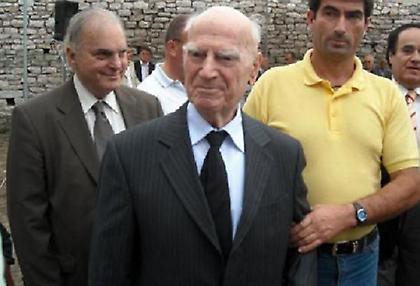 Παττακός υπέρ Χρυσής Αυγής!