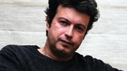 Ο κόσμος χάνεται και το πουλί (του Τατσόπουλου) χτενίζεται