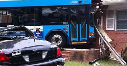 Λεωφορείο έπεσε σε σπίτι