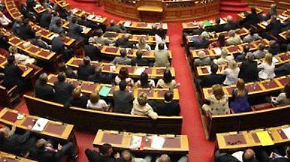 «Μάχη» στη Βουλή για το «Μνημόνιο»