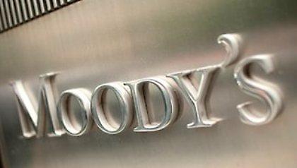 Moody’s: Μη βιώσιμο το ελληνικό χρέος παρά τη συμφωνία