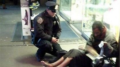 Νέα Υόρκη: Αστυνομικός χαρίζει μπότες σε άστεγο και γίνεται ο ήρωας της πόλης