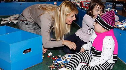 Η Φαίη Σκορδά παίζει μαζί με τα παιδιά του Συλλόγου «ΕΛΠΙΔΑ»