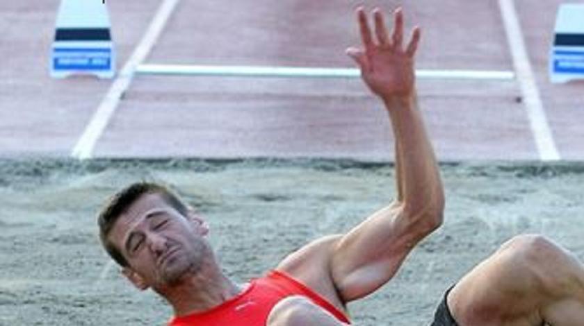 Βλέπει έξω ο Τσάκωνας