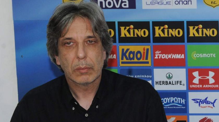 Ανοίγει τα χαρτιά του