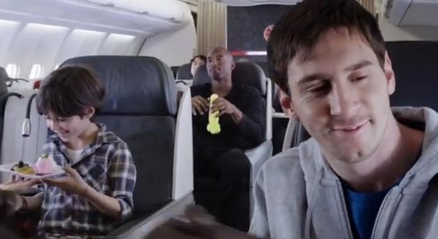 Μέσι και Κόμπι «παλεύουν» για ένα αυτόγραφο!