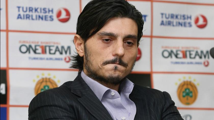 Μένει και ρίχνει τόνους