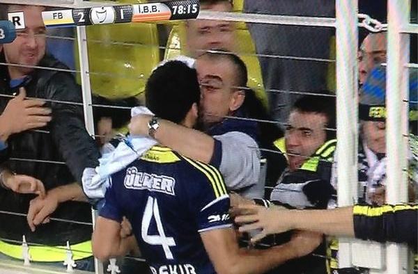 Γλωσσόφιλο από… οπαδό στον σκόρερ (video)