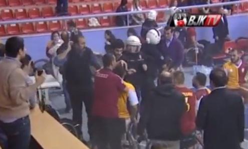 Δακρυγόνα σε αγώνα μπάσκετ με καροτσάκι (video)