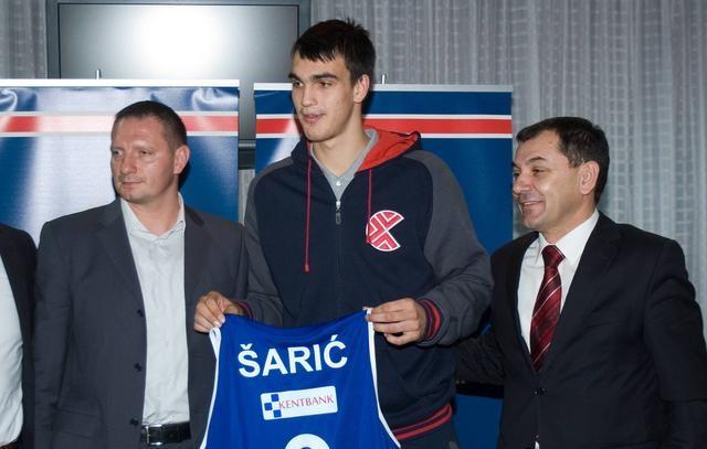 «Καρφιά» σε Σάριτς από τον πατέρα του