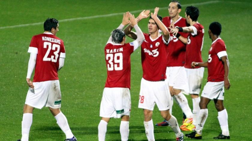 Ένας μέσα, δύο έξω