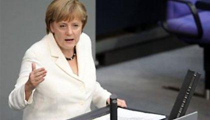 Μέρκελ: «Η Ευρώπη πρέπει να δείξει αλληλεγγύη στην Ελλάδα»