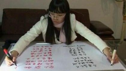 Γράφει με τα δύο χέρια ταυτόχρονα σε δύο γλώσσες!