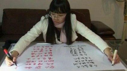 Γράφει με τα δύο χέρια ταυτόχρονα σε δύο γλώσσες!