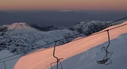 «Ντύθηκαν» στα λευκά τα βουνά και… ανυπομονούν με ειδικές προσφορές