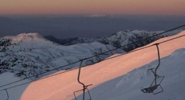 «Ντύθηκαν» στα λευκά τα βουνά και… ανυπομονούν με ειδικές προσφορές