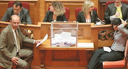 Μισθούς δημοσίου στους υπαλλήλους της Βουλής