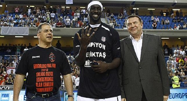 «Κοιτούν» Μενσά-Μπονσού Μπάρτσα και Αρμάνι