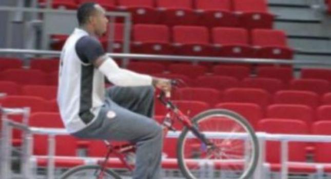 Ο Ντόρσεϊ κάνει ποδήλατο με φόρμα του Ολυμπιακού