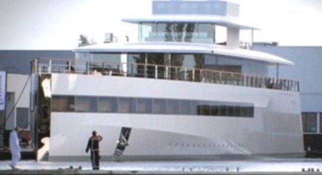 Ο Φίλιπ Σταρκ δέσμευσε τη θαλαμηγό του Στιβ Τζομπς